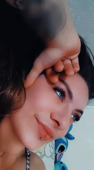 Emma, 24
