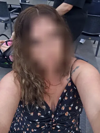 Lara, 36
