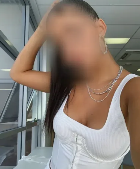 Laura, 20